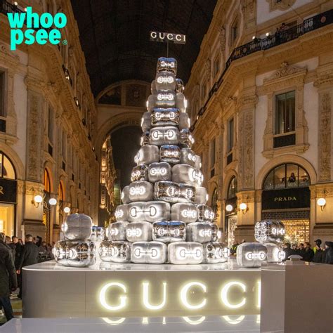 albero milano 2023 gucci|A Milano un Albero di Natale da un milione di euro in centro. E .